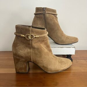 Women’s Bella Vita Brown Tan Suede Ankle Booties Boots Gold Detail Size 7.5M